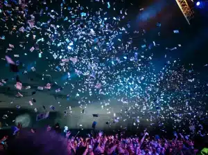 Lluvia de confeti sobre el público en el lanzamiento de una marca